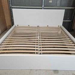 Full Size Bed Frame, Good Conditions 👍, White Color 