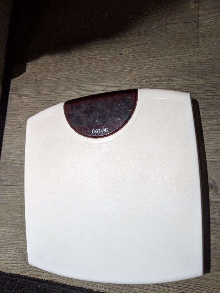 Taylor bathroom scale with battery