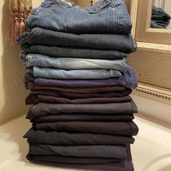 pantalones  de mujer en exelente condiciones  son  levis  y   pantalones de vestir    todos  de buenas marcas $ 40 dls