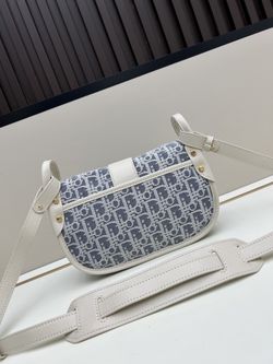 A classic retro versatile shoulder bag