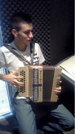 Acrdeon y bajo y guitarras