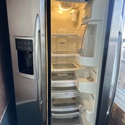 GE Profile Side-by-Side Refrigerator – For Repair – Model PSC25PSSA SS