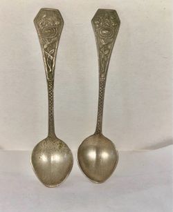 Set of 2 antique Rat-Tail Ridge spoons ornate