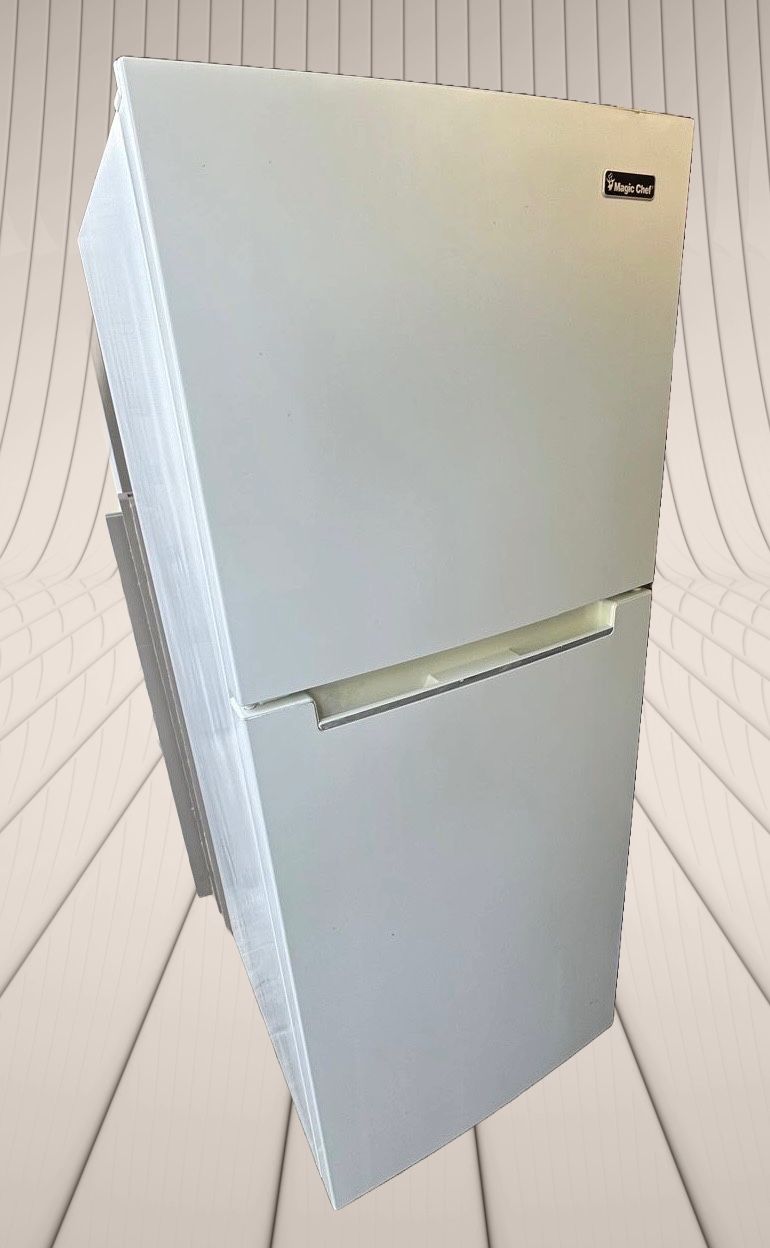 Magic Chef - 10.1 cu. ft. Top Freezer Refrigerator in White - used like new!!!!