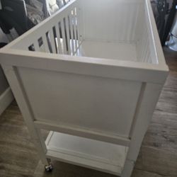 Free baby crib in good condition