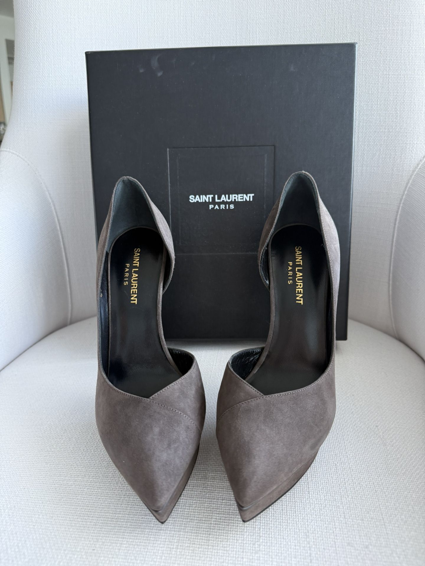 The Saint Laurent Janis 105 D'Orsay Suede Pumps in black, size