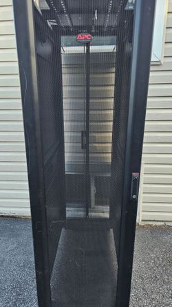 APC AR3100 42U Server Rack Enclosure Cabinet