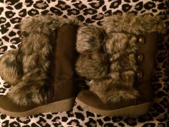 Girls Winter furry boots Size 9