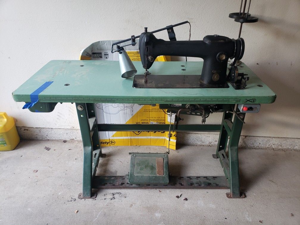 Singer 241-12 Sewing Machine