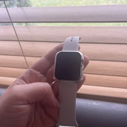 Apple Watch SE (2nd Gen) [GPS 40mm] Smartwatch with Starlight Aluminum Case and Starlight Sport Band - S/M.