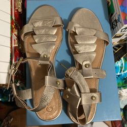 Sandals for a woman’s 8