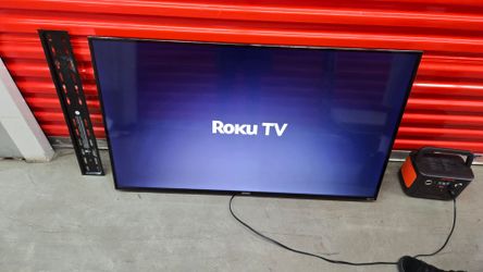 SMART ROKU TV 4K 50" LIKE NEW W WALL MOUNT INCLUDED  $150*****