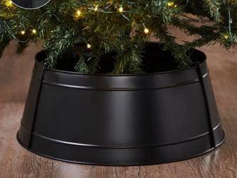 Black metal tree skirt
