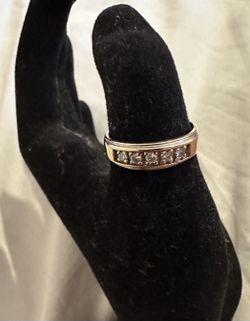 14k gold 5 Diamonds band