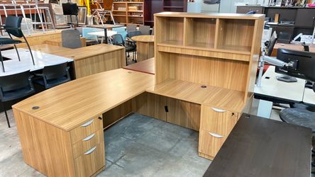 Executive L shaped desk with hutch