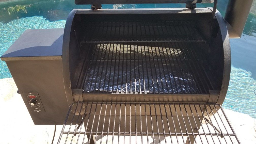 Traeger Wood Pellet Grill model BBQ07C.03 . for Sale in Paso Robles