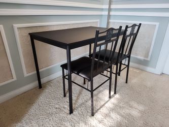 Very nice Table with Two Chairs - like brand new