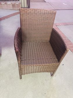 Sillas De Patio. Ubicación Cercana A 14200  Van Nuys Blvd Arleta Ca 91331