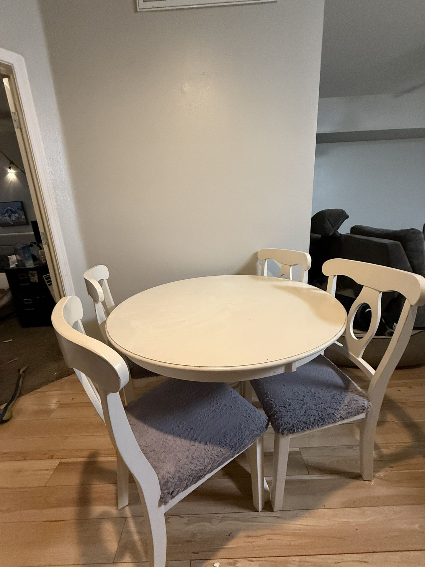 Round Kitchen Table With Chairs