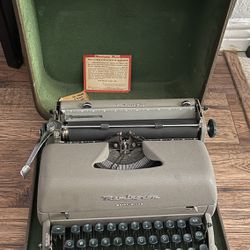 Vintage Remington Quiet-Riter Manual Typewriter Miracle Tab Olive Green with Case