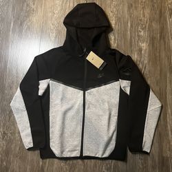 Nike Tech Fleece (Size S)