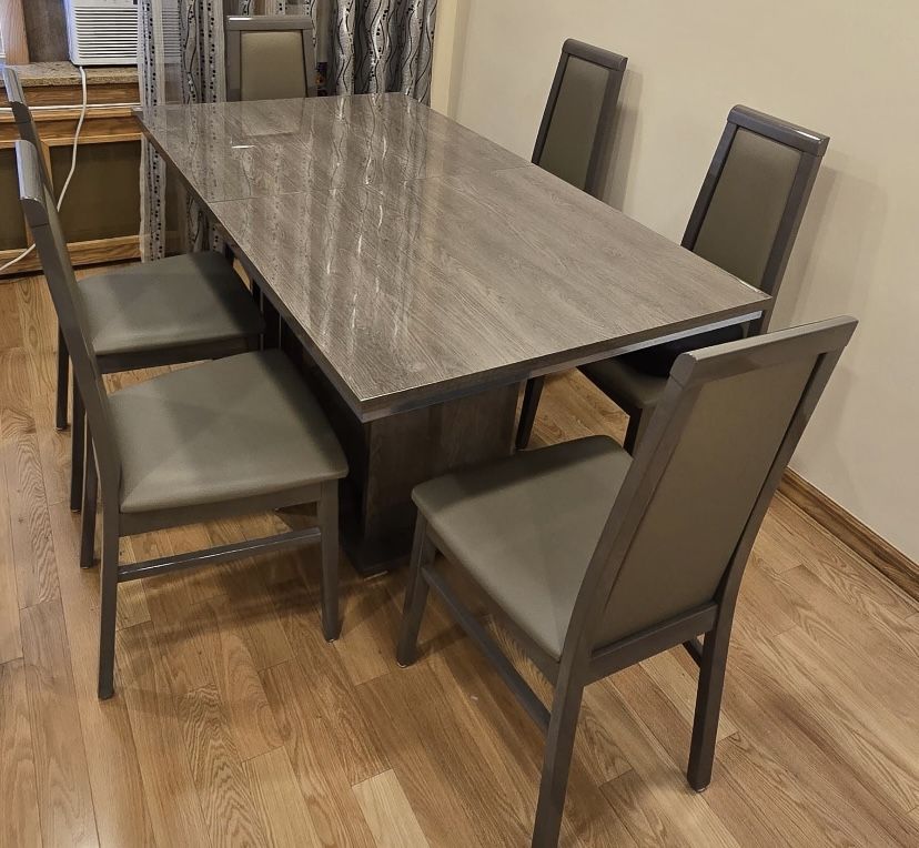 Dining Table And 6 Chairs