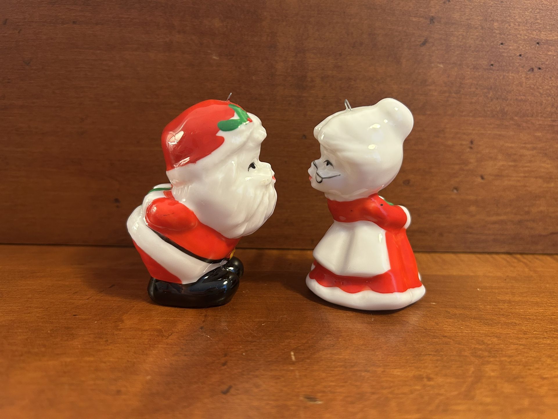 Vintage Pair of Kissing Santa & Mrs. Claus about 2.75” tall