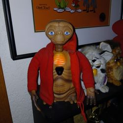 Is original E.T.  doll With owner's manual