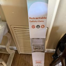 Retractable safety gate