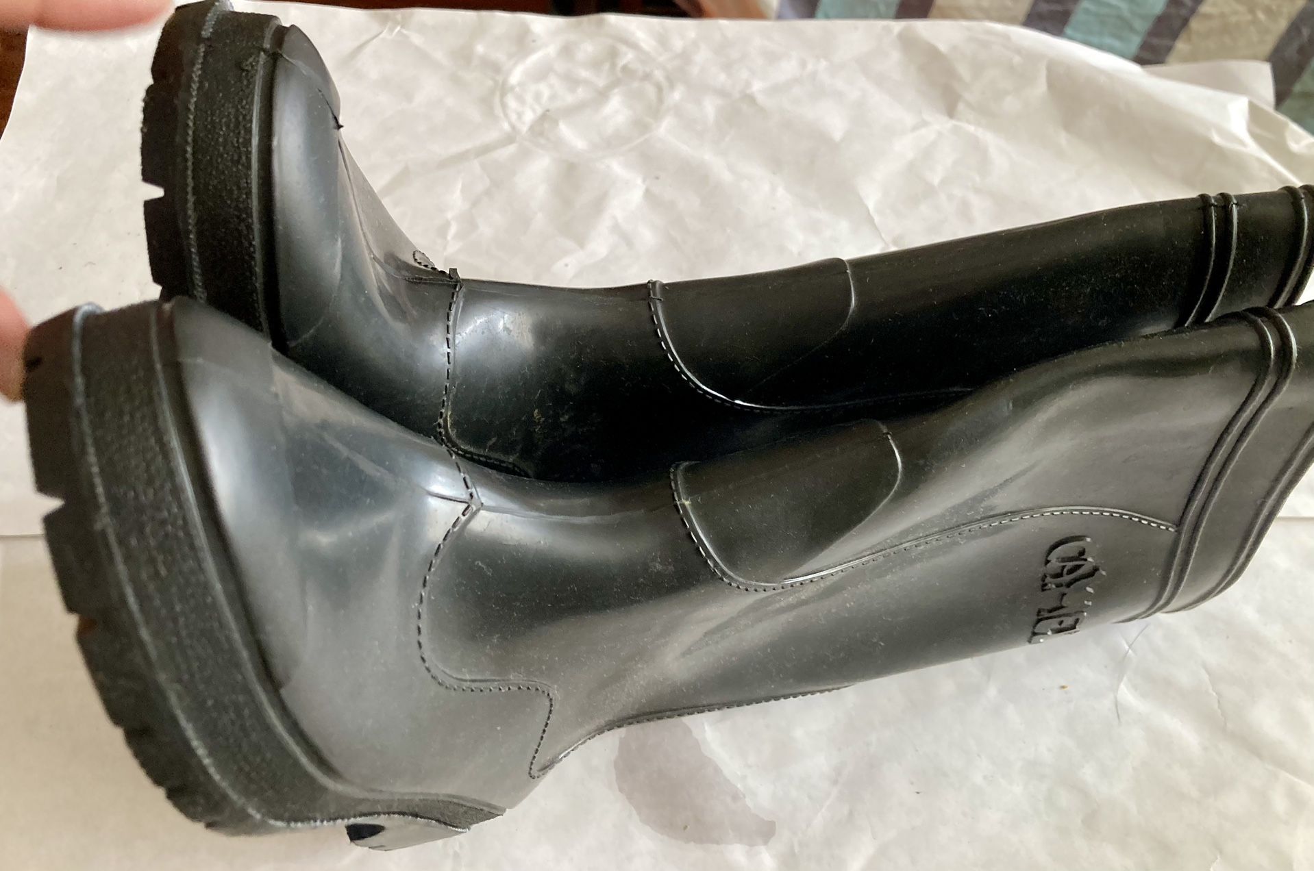 Boots For rain/farm/grassy