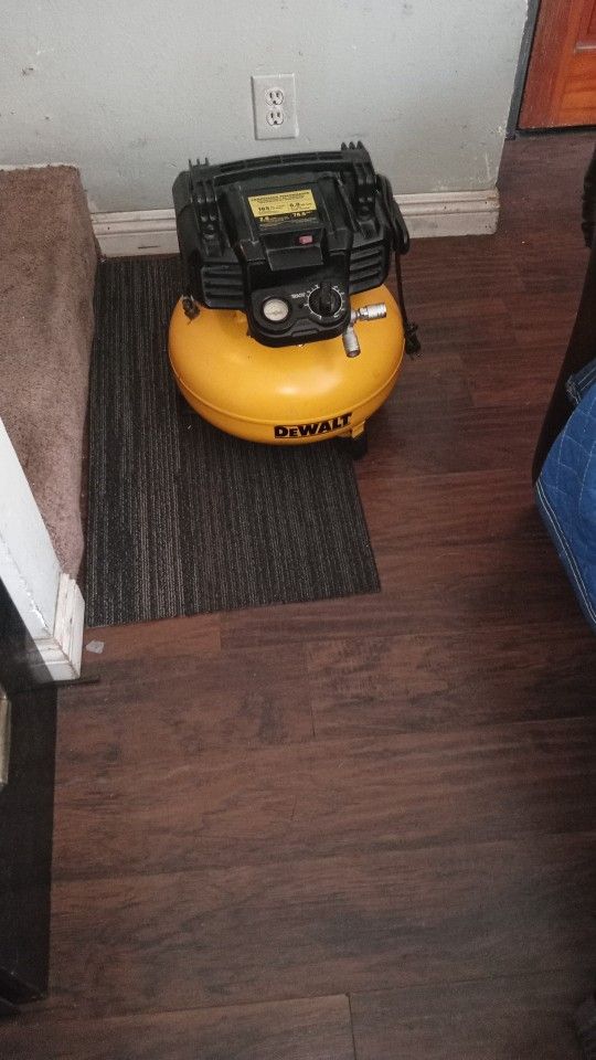 DeWalt 165 PSI 6 gallon air compressor like new little used