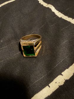 Emerald gold ring