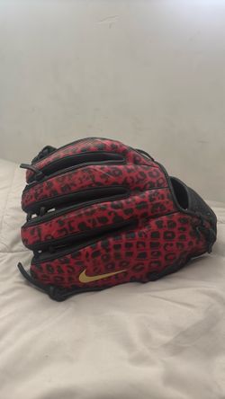 Baseball pitching glove