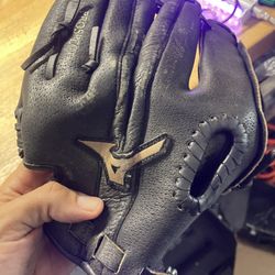 Mizuno baseball glove  10.75 inc 