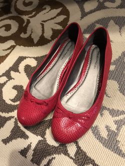 Maud Frizon Red Flats shoes, size US 9.5 / 40