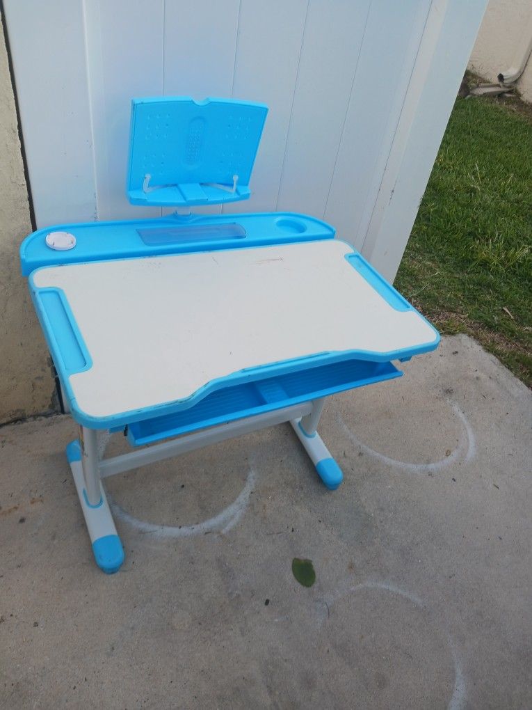 New Kidsdesk Art Table Etc By Soft Secco No Chair Paid 129 Sell 25 Firm