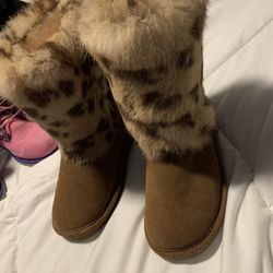 Bearpaw size 6