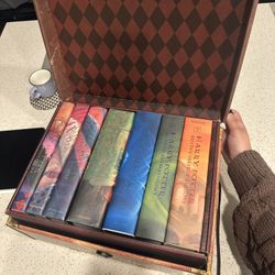 Harry Potter Book Series w/ Collectible Trunk