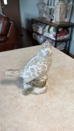 Shabby chic bird with crown