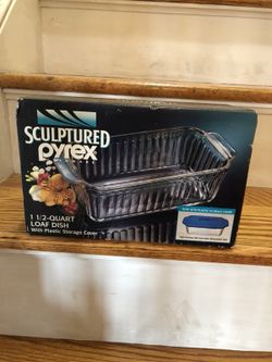 Sculptured Pyrex 1 1/2 Quart Loaf Dish w/ storage cover