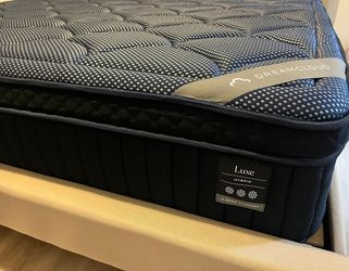 King Dreamcloud Luxe Hybrid Mattress - Like New