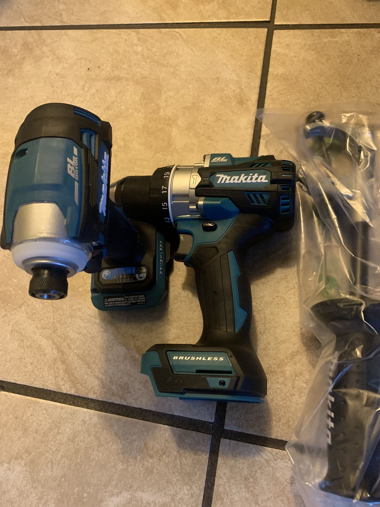 Es Un Par De Taladros Nuevos No Pilas No Cargador 