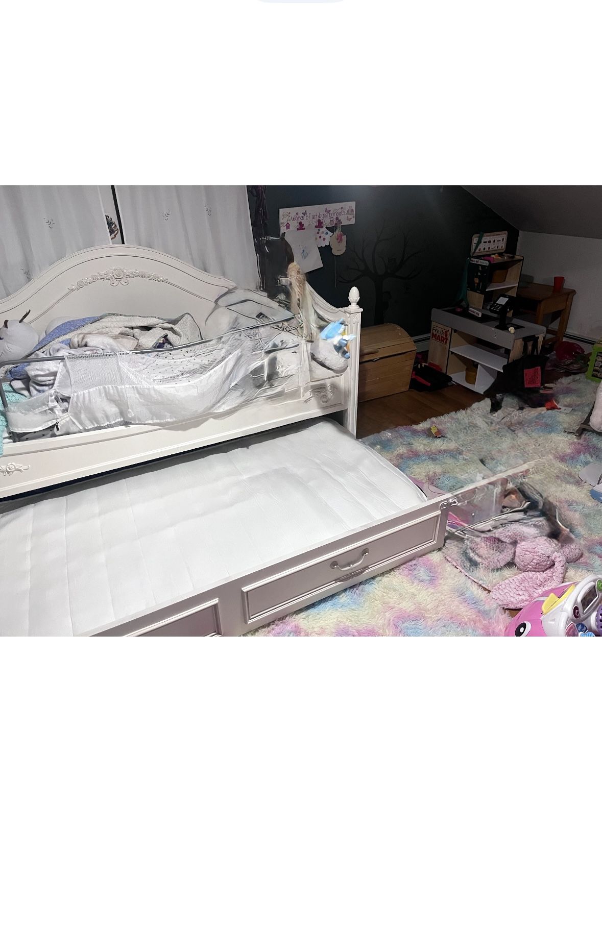 Trundle Bed, Excellent Condition. Mattress Not Included