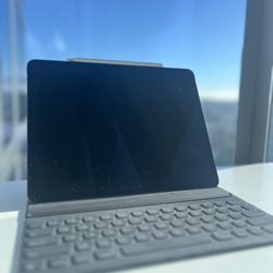 iPad Pro 12.9 2nd Gen + Apple Keyboard