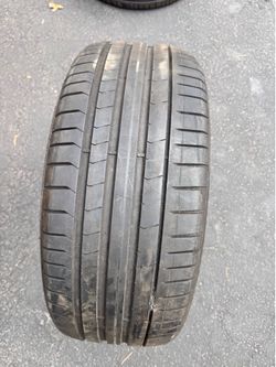 Single (1) 255 40 21 Pirelli Pzero tire