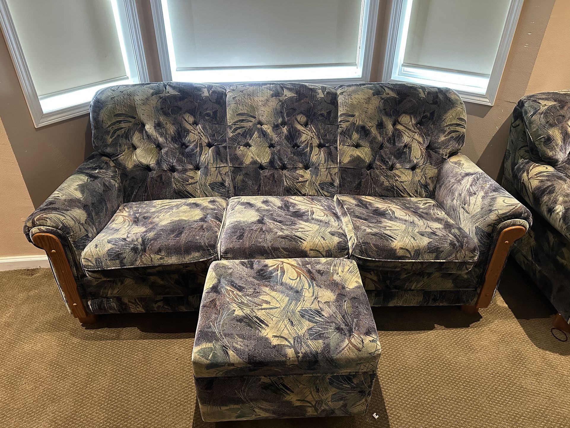 2 COUCHES 1 LOVE SEAT OTTOMAN