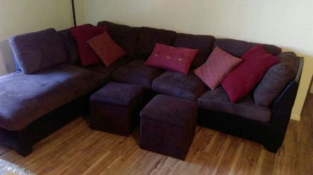 Like New Sectional W/ 2 Ottomans