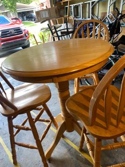 Round Wood Pub Table with  3 Bar Stools