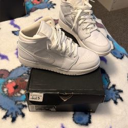 Retro 1 Mid White Size 7 Boys 8.5 Women