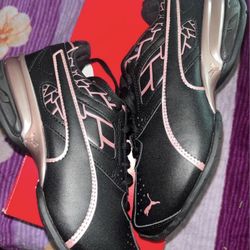 New Woman’s Pumas Tennis Shoes 